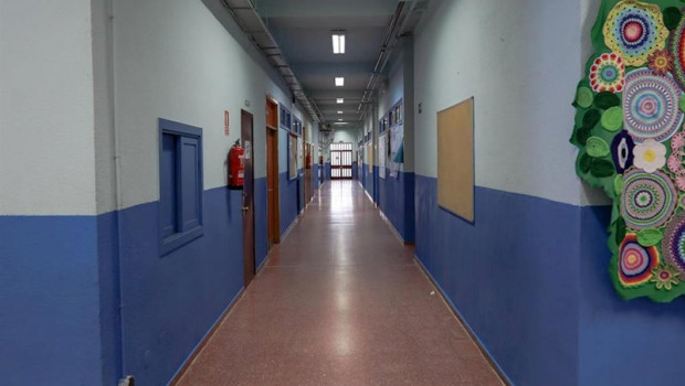 ep pasillo totalmente vacio de uno de los colegios de la comunidad de madrid cerrados por el