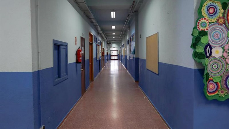 Pasillo totalmente vacío de uno de los colegios de la Comunidad de Madrid cerrados por el coronavirus. | Jesús Hellín - Europa Press ep pasillo totalmente vacio de uno de los colegios de la comunidad de madrid cerrados por el