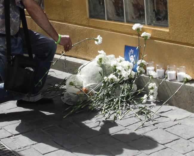 Prenden fuego a la ofrenda homenaje a Miguel Ángel Blanco | EUROPA PRESS ep prenden fuegola ofrenda homenajemiguel angel blanco