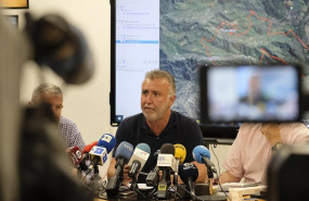 ep presidentecanarias angel victor torres en medio comparece acompanadoruedaprensadar cuentalas tareasextincionla evolucionincendio declaradola zonaartenara gran canaria