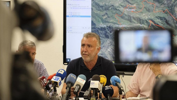 ep presidentecanarias angel victor torres en medio comparece acompanadoruedaprensadar cuentalas tareasextincionla evolucionincendio declaradola zonaartenara gran canaria