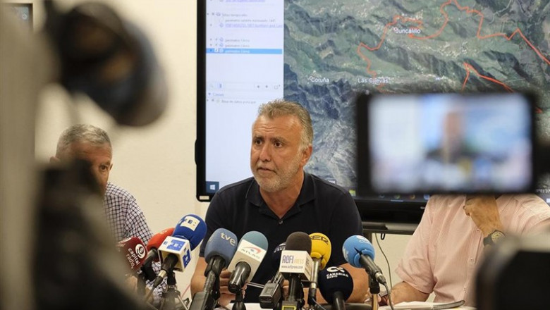 El presidente de Canarias, Ángel Víctor Torres, (en medio) comparece acompañado en rueda de prensa para dar cuenta de las tareas de extinción y la evolución del incendio declarado en la zona de Artenara, Gran Canaria. | Europa Press - Europa Press ep presidentecanarias angel victor torres en medio comparece acompanadoruedaprensadar cuentalas tareasextincionla evolucionincendio declaradola zonaartenara gran canaria
