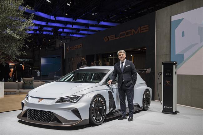 El pte. De Seat Luca de Meo con el Cupra e-Racer | SEAT ep pte de seat lucameocupra e-racer