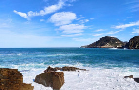 ep temporal de oleaje en la playa de la conchaen san sebastian desde el peine del viento