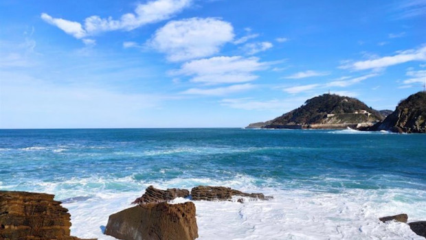ep temporal de oleaje en la playa de la conchaen san sebastian desde el peine del viento