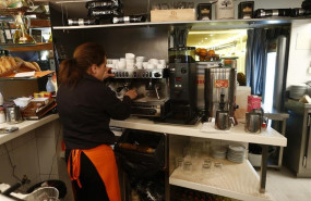 ep trabajador trabajando camarero bar autonomo consumo cafeteria cafe precios ipc empleo paro parados hosteleria