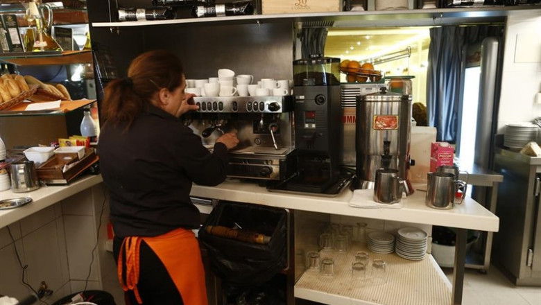 EUROPA PRESS - Archivo ep trabajador trabajando camarero bar autonomo consumo cafeteria cafe precios ipc empleo paro parados hosteleria