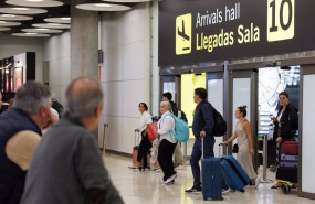 ep un grupo de personas a su salida de la puerta de llegadas de la terminal t4 del aeropuerto de ep un grupo de personas a su salida de la puerta de llegadas de la terminal t4 del aeropuerto de