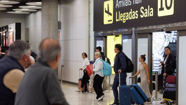 ep un grupo de personas a su salida de la puerta de llegadas de la terminal t4 del aeropuerto de