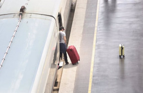 ep un hombre con una maleta sube a un tren en la estacion puerta de atocha a 13 de abril de 2022 en