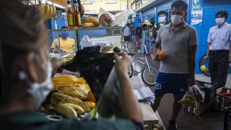 Un hombre hace la compra en un mercado. | Cesar Campos/dpa - Archivo ep un hombre hace la compra en un mercado de lima peru entre las medidas impuestas por el gobierno