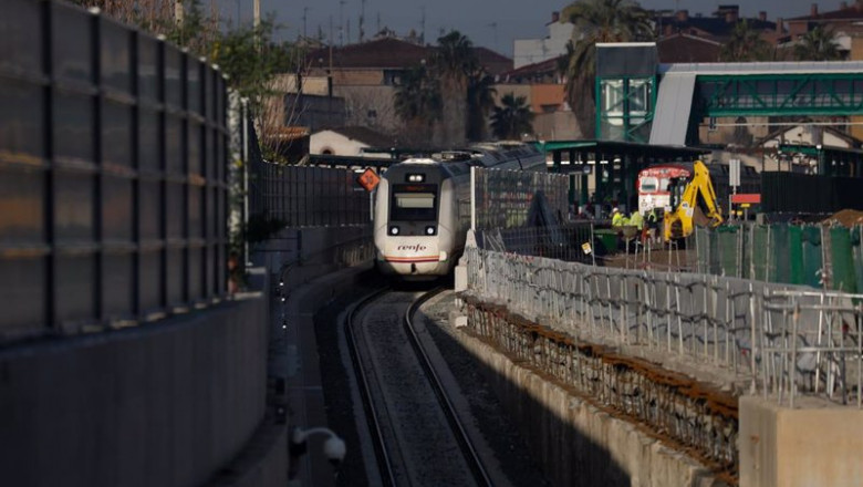 ep un tren circula por el tunel construido de acceso a la estacion murcia del carmen