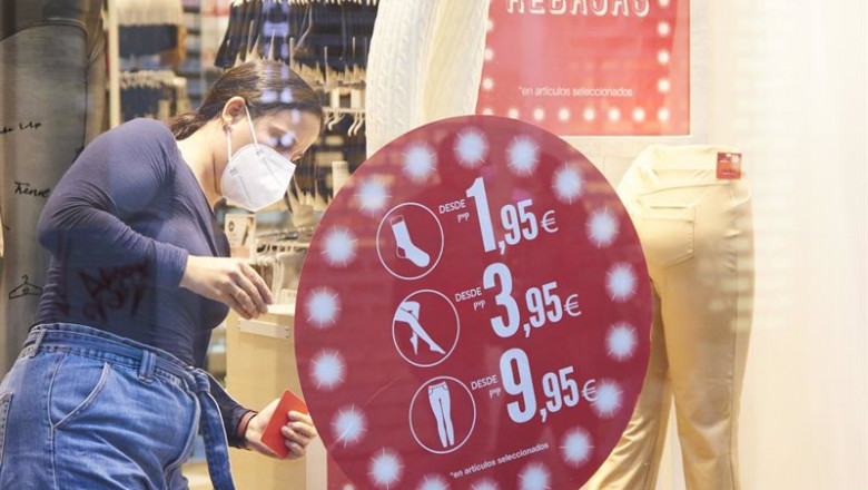 ep una dependienta termina de poner los carteles de rebajas en su negocio ep una dependienta termina de poner los carteles de rebajas en su negocio