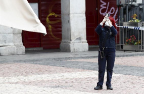 ep una mujer hace una foto con su movil en la plaza mayor de madrid durante el primer dia de la