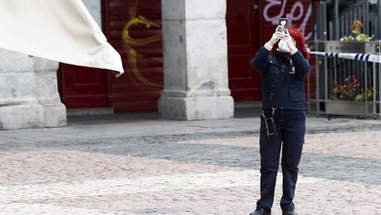 ep una mujer hace una foto con su movil en la plaza mayor de madrid durante el primer dia de la ep una mujer hace una foto con su movil en la plaza mayor de madrid durante el primer dia de la