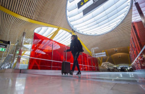 ep una pasajera desplaza su maleta por las instalaciones de la t4 del aeropuerto adolfo suarez ep una pasajera desplaza su maleta por las instalaciones de la t4 del aeropuerto adolfo suarez
