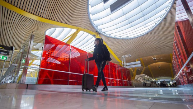 ep una pasajera desplaza su maleta por las instalaciones de la t4 del aeropuerto adolfo suarez