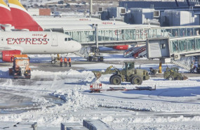 ep varias excavadoras de la unidad militar de emergencias ume trabajan para quitar la nieve y el