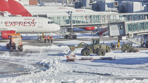 ep varias excavadoras de la unidad militar de emergencias ume trabajan para quitar la nieve y el