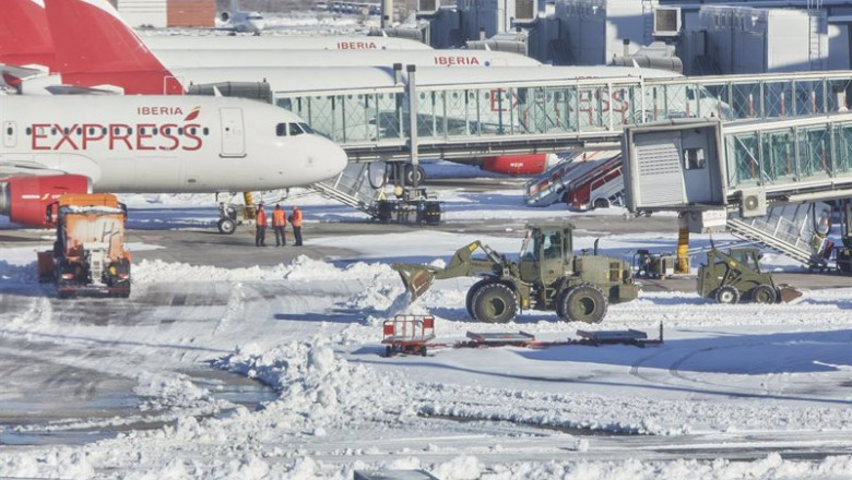 ep varias excavadoras de la unidad militar de emergencias ume trabajan para quitar la nieve y el ep varias excavadoras de la unidad militar de emergencias ume trabajan para quitar la nieve y el