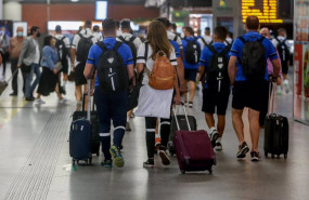 ep varias personas caminan con su equipaje en la estacion de madrid puerta de atocha