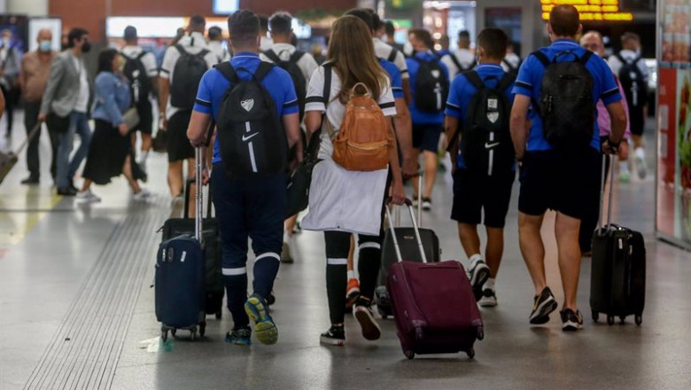 Varias personas caminan con su equipaje en la estación de Madrid-Puerta de Atocha | Ricardo Rubio - Europa Press ep varias personas caminan con su equipaje en la estacion de madrid puerta de atocha