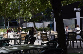 ep varias personas en una terraza durante el ultimo fin de semana antes del termino del uso de la