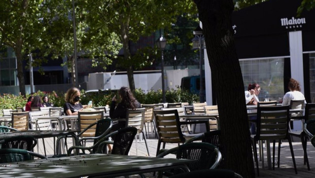 ep varias personas en una terraza durante el ultimo fin de semana antes del termino del uso de la