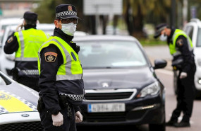 ep varios agentes de la policia local de valencia protegidos con mascarillas