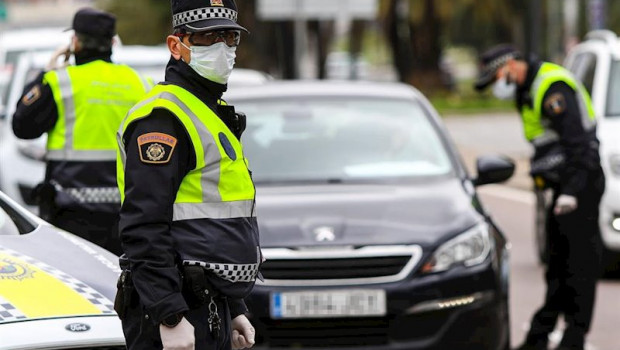 ep varios agentes de la policia local de valencia protegidos con mascarillas