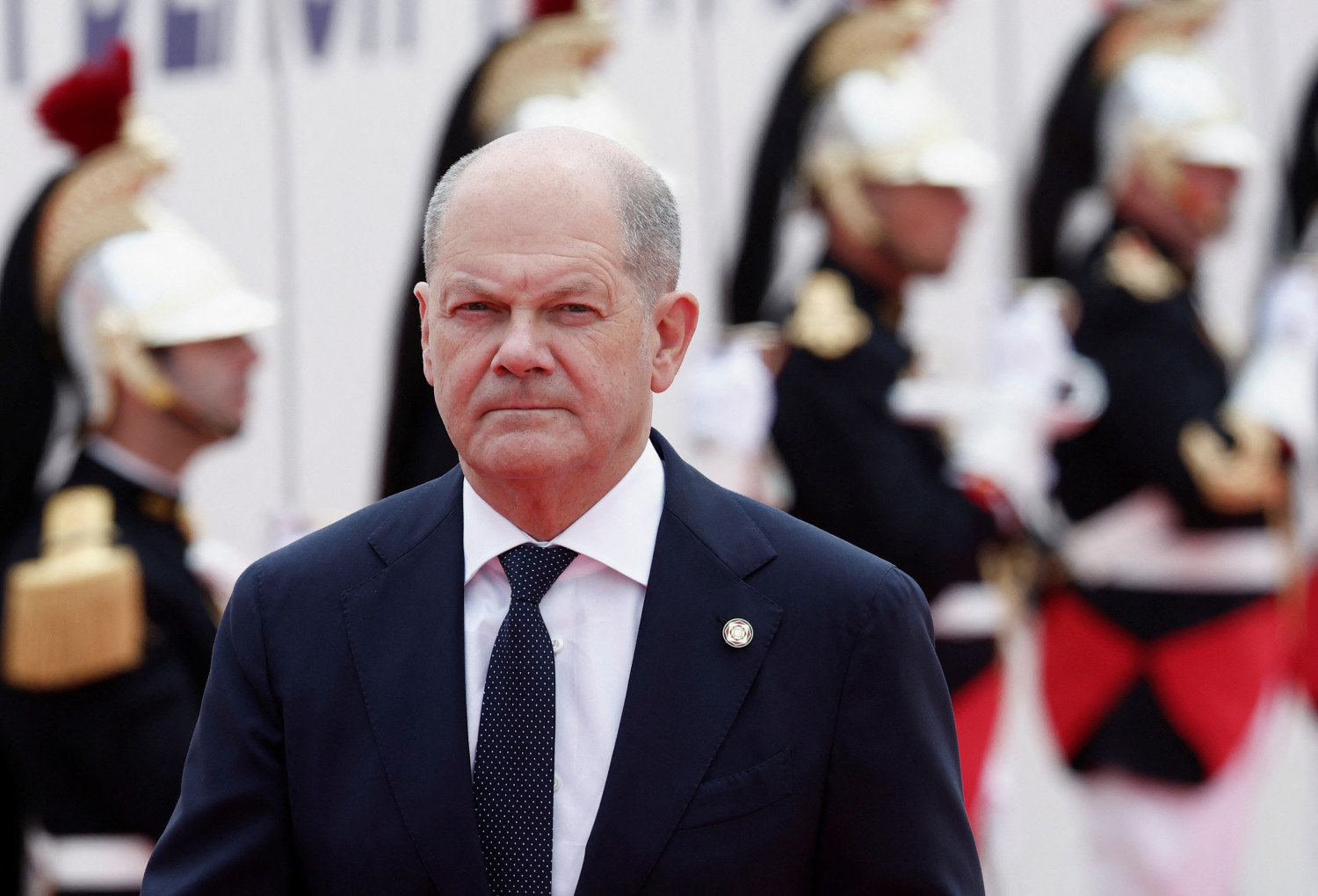 le chancelier allemand olaf scholz assiste a une ceremonie 20241107083312 