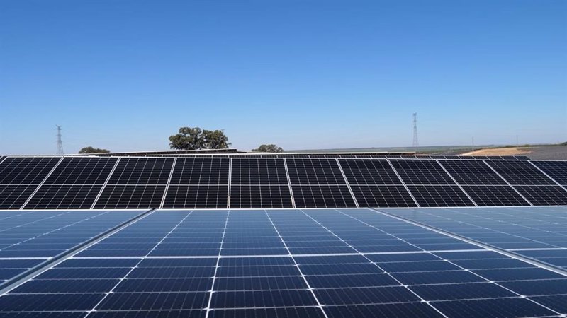 Acciona Energía amplía su planta solar flotante de Sierra Brava (Cáceres)