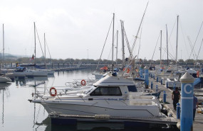 ep archivo   barcos en un puerto andaluz imagen de archivo