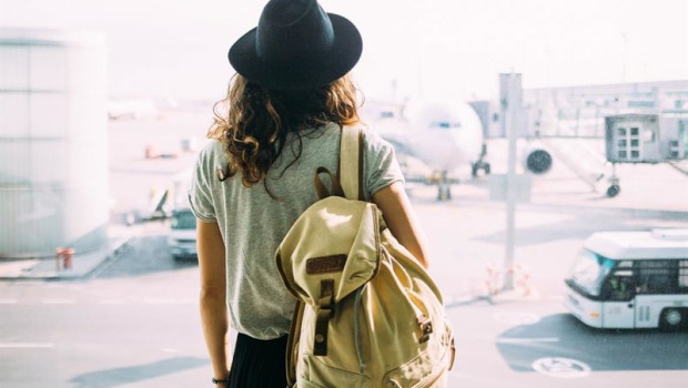 ep archivo   imagen de viajera con mochila