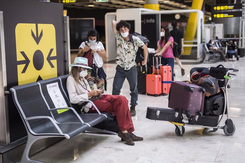 Los usuarios de avión bajan casi un 5% hasta junio y los del AVE, un 15% por impacto Covid