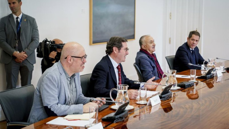 ep archivo reunion del presidente del gobierno pedro sanchez y varios ministros con representantes ep archivo reunion del presidente del gobierno pedro sanchez y varios ministros con representantes