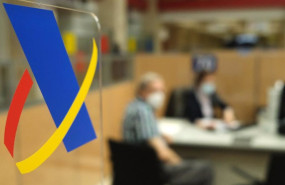 ep archivo   senal en un cristal del icono de la agencia tributaria