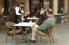 ep archivo un camarero atiende a varios clientes en la terraza de un bar en palma de mallorca ep archivo un camarero atiende a varios clientes en la terraza de un bar en palma de mallorca