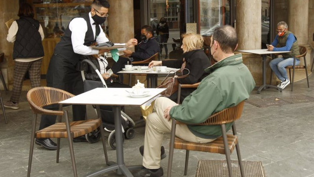 ep archivo   un camarero atiende a varios clientes en la terraza de un bar en palma de mallorca
