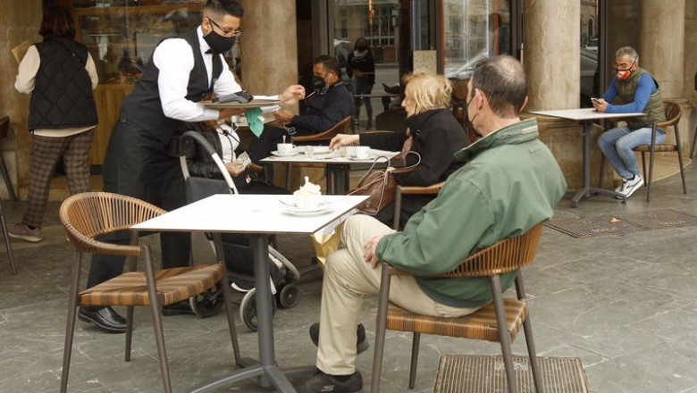 Archivo - Un camarero atiende a varios clientes en la terraza de un bar en Palma de Mallorca | Isaac Buj - Europa Press - Archivo ep archivo un camarero atiende a varios clientes en la terraza de un bar en palma de mallorca