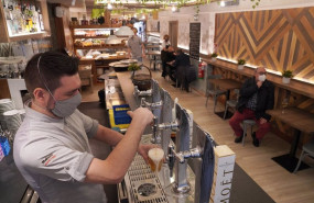 ep archivo   un camarero llena un vaso de cerveza en un restaurante gallego