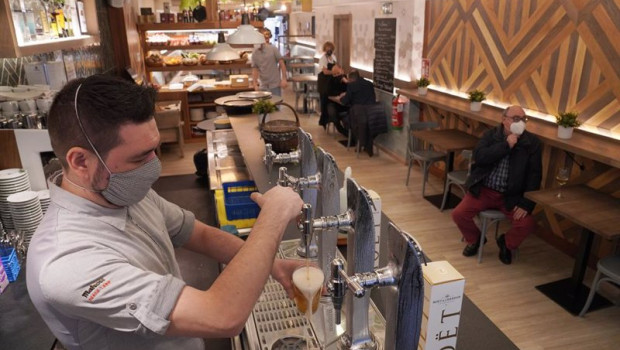 ep archivo   un camarero llena un vaso de cerveza en un restaurante gallego