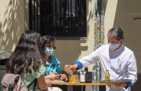 ep archivo   un camarero sirve un refresco a dos personas en una terraza