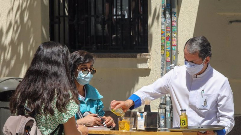 ep archivo un camarero sirve un refresco a dos personas en una terraza ep archivo un camarero sirve un refresco a dos personas en una terraza