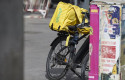 ep archivo   un repartidor de glovo en bicicleta por una calle
