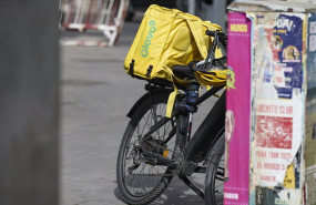 ep archivo   un repartidor de glovo en bicicleta por una calle