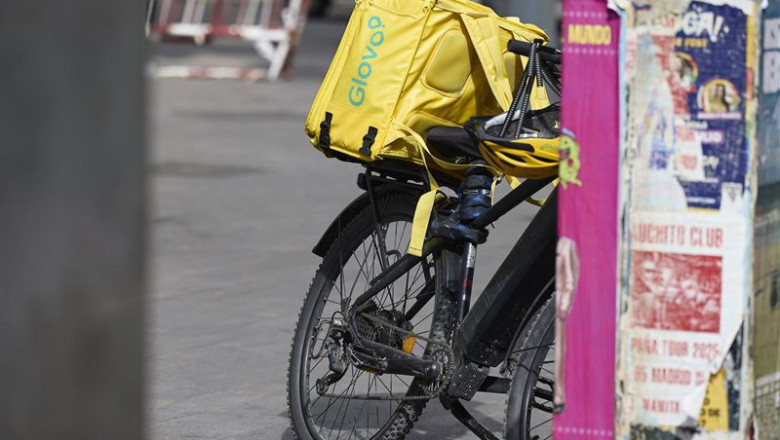 ep archivo   un repartidor de glovo en bicicleta por una calle