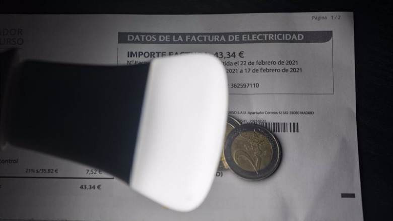 Lámpara reflejando el importe de una factura de la luz | Eduardo Parra - Europa Press - Archivo ep archivo una lampara refleja el importe de una factura de la luz a 27 de diciembre de 2021 en