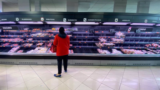 ep archivo   una mujer haciendo la compra