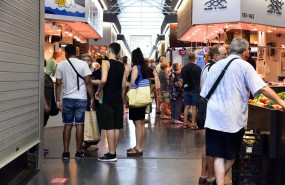 ep archivo   varios clientes realizan compras en el mercado de sant antoni donde se encuentra una de